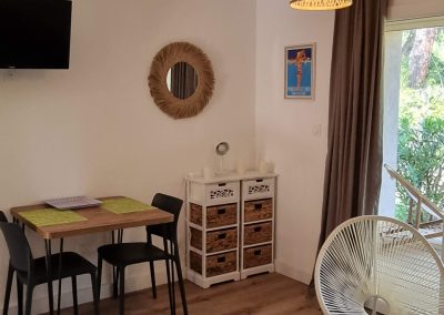 coin repas et TV murale