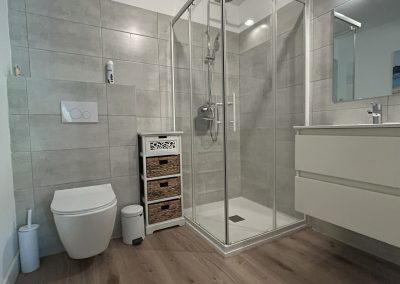 Dalle de bain avec rangements