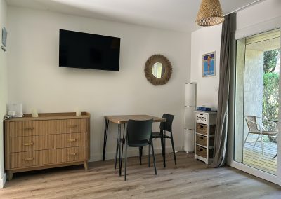 Espace repas avec rangements et TV